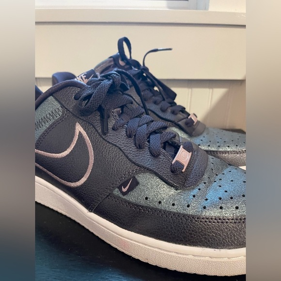 Nike Women's Vision Lows Size 11 Sneakers - Picture 3 of 10